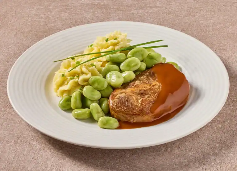 Hamlapje In Jus Met Tuinboontjes En Aardappelpuree Met Bieslook