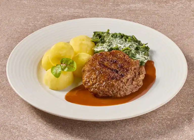 Rundergehaktbal In Jus Met Romige Bladspinazie En Gekookte Aardappelen