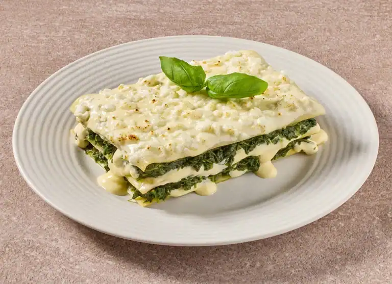 Italiaanse Vegetarische Lasagne Met Bladspinazie En Romige Kaassaus