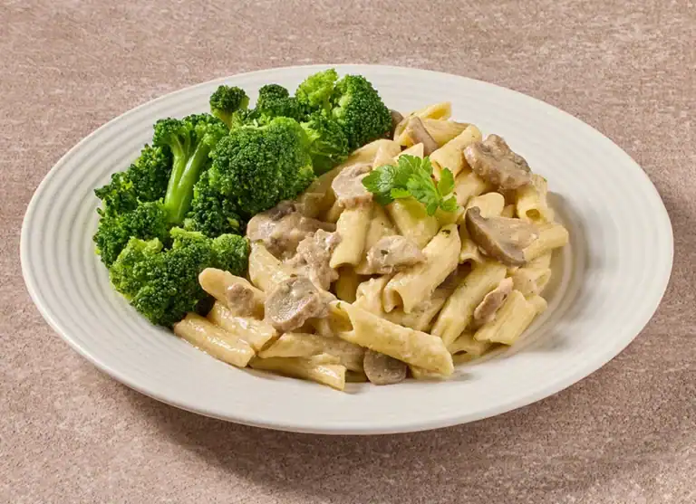 Italiaanse Pasta Penne Met Een Romige Champignonragout En Broccoliroosjes