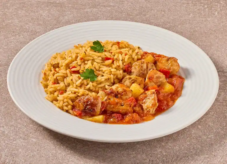 Mexicaanse Kipschotel Gevuld Met Paprika, Ananas En Rijst