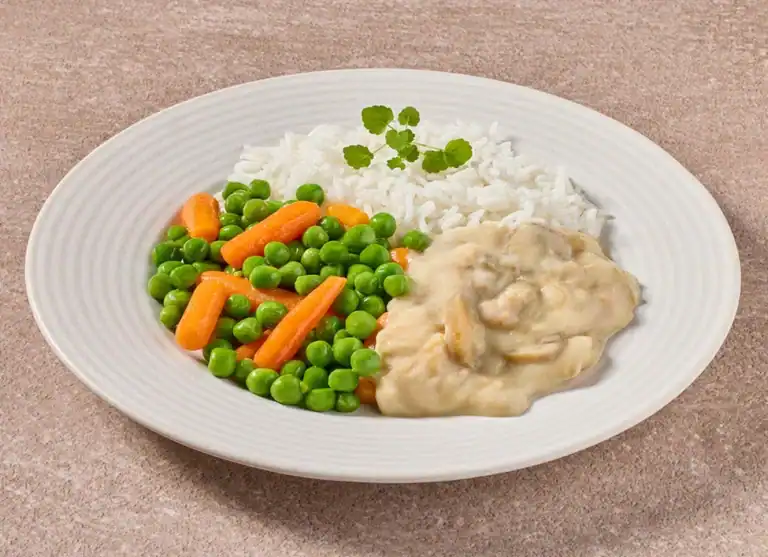 Romige Kippenragout Met Worteltjes- En Doperwtenmix En Rijst