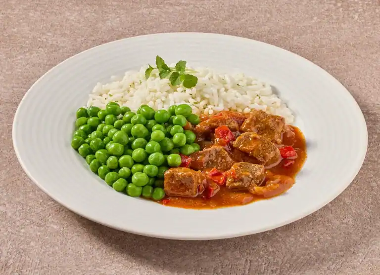 Rijkgevulde Goulash Met Paprika, Wortelen En Maïs, Met Doperwten En Rijst