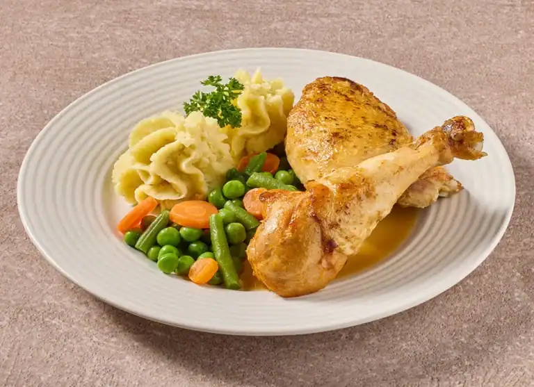 Gegrilde Kippenbout Met Een Mix Van Groenten En Aardappelpuree