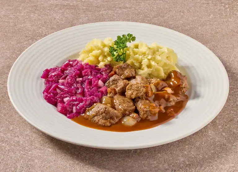 Jachtschotel Met Rode Kool En Appeltjes En Aardappelpuree
