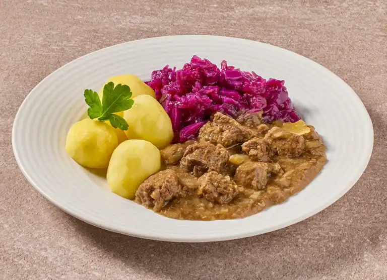 Smaakvolle Hollandse Hachee Met Rode Kool En Gekookte Aardappelen