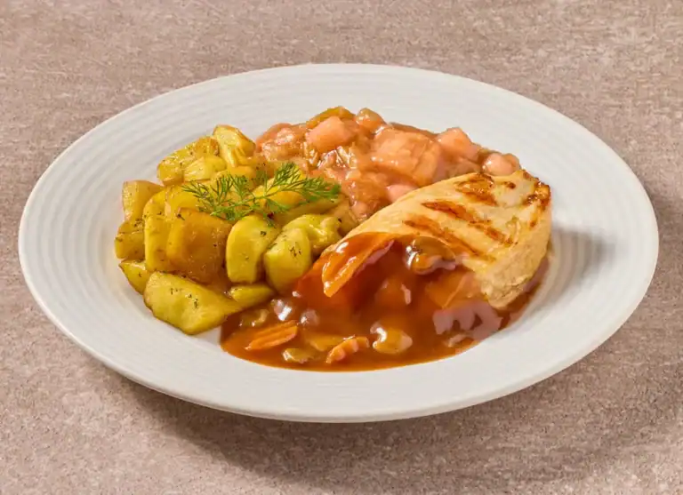 Kipfilet In Oma's Jus Met Rabarbercompote En Gebakken Aardappelblokjes
