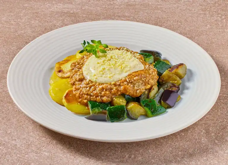 Gehaktschotel Met Aubergine, Courgette En Aardappelschijfjes In Kaassaus