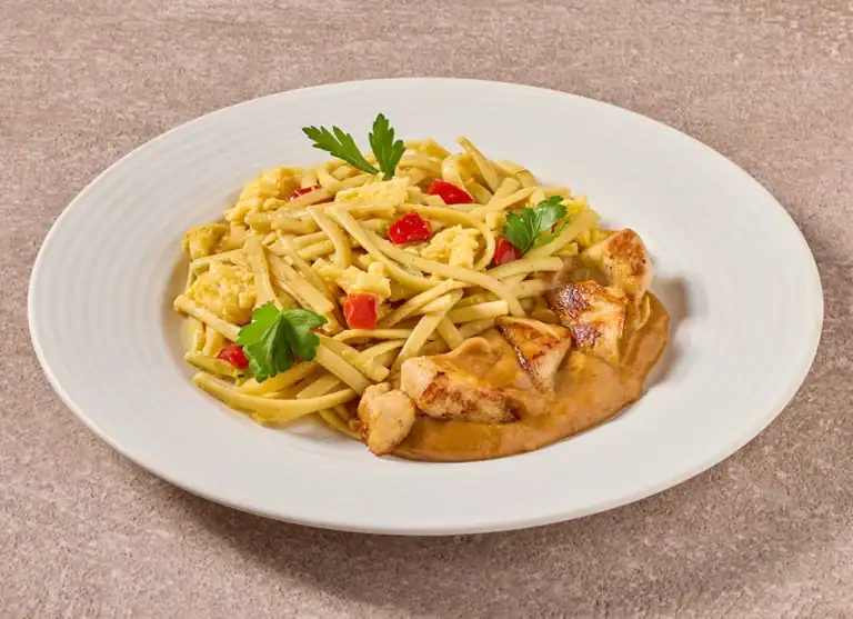 Bami Goreng Speciaal Met Malse Stukjes Kip In Satésaus