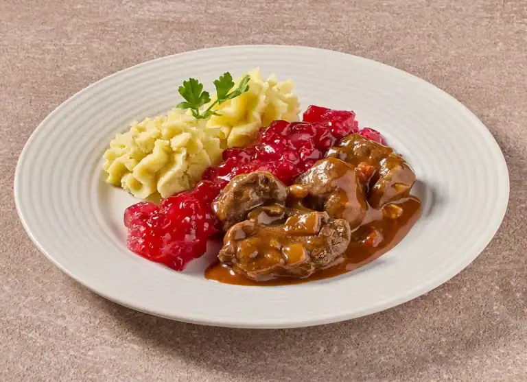 Stoofpotje Van Wild Met Appel-En Veenbessencompote En Aardappelpuree