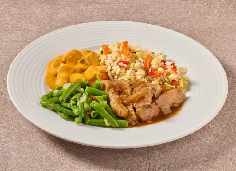 Indonesische Rijsttafel Met Babi Ketjap, Kipstukjes In Kruidige Saus En Sambalboontjes