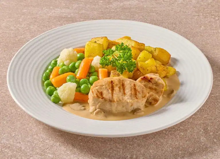 Varkenshaas In Champignonroomsaus Met Groentenmix En Gebakken Gekruide Aardappelblokjes