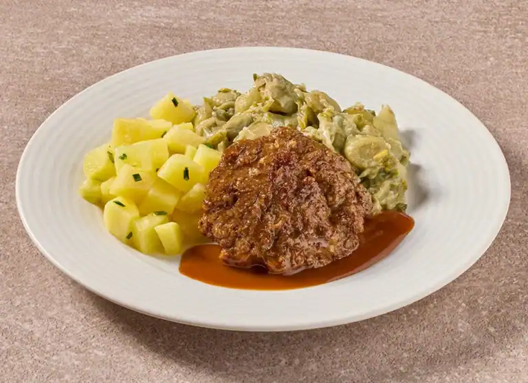 Huisgemaakte Gehaktbal In Jus Met Witlof Met Gekookte Aardappelen Met Bieslook