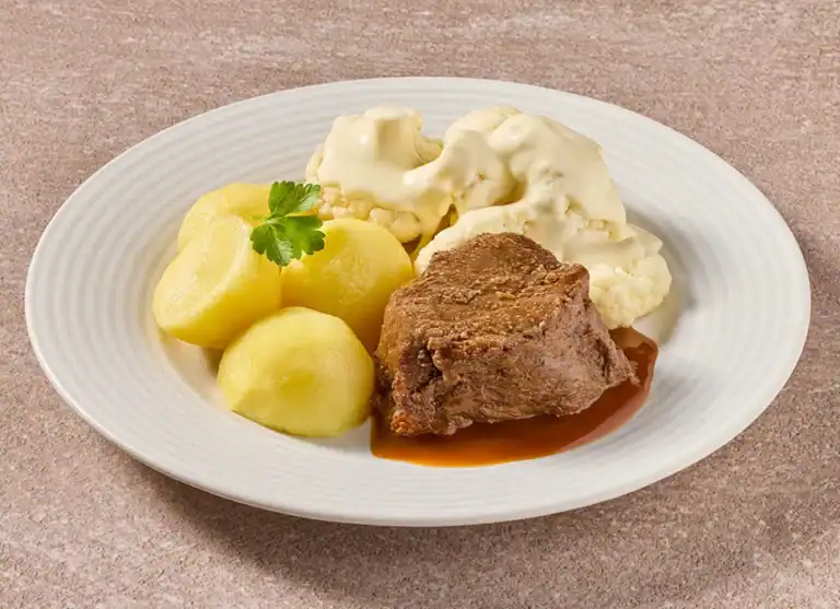 Runderlapje Met Bloemkool In Bechamelsaus En Gekookte Aardappelen