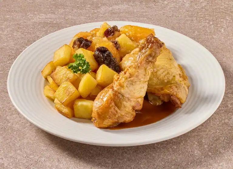 Kippenboutjes In Jus Met Tuttifrutti En Gebakken Aardappelblokjes