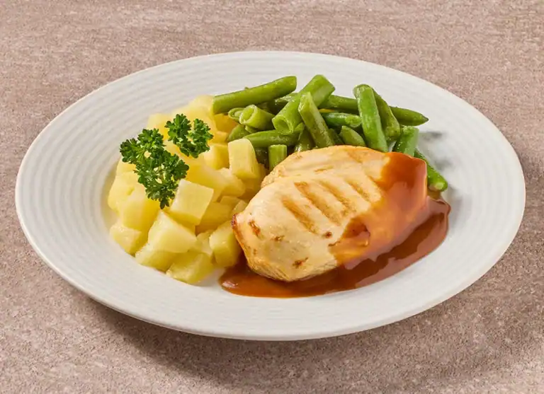 Malse Kipfilet In Jus Met Sperziebonen En Gekookte Aardappelen