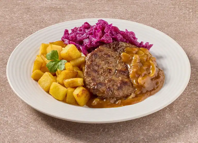 Runderburger In Uiensaus Met Rode Kool En Kruidige Aardappelblokjes