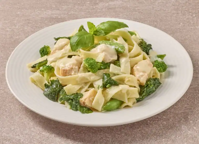 Romige Tagliatelle Met Zalmstukjes En Groene Aspergepuntjes