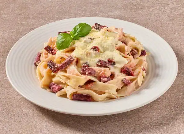 Tagilatelle Carbonara Met Spekjes Van Rode Biet