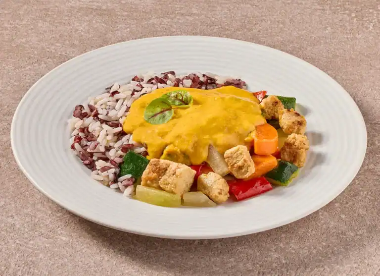 Groenteschotel Met Vegetarische Kipstukjes, Pompoensaus En Rijstmix