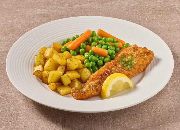 Lekkerbekje Met Een Mix Van Worteltjes En Doperwten En Gebakken Aardappelen