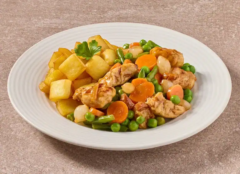 Kip Naar Oma's Recept Met Groentenmix, Zilveruitjes, Spekreepjes En Gebakken Aardappelblokjes